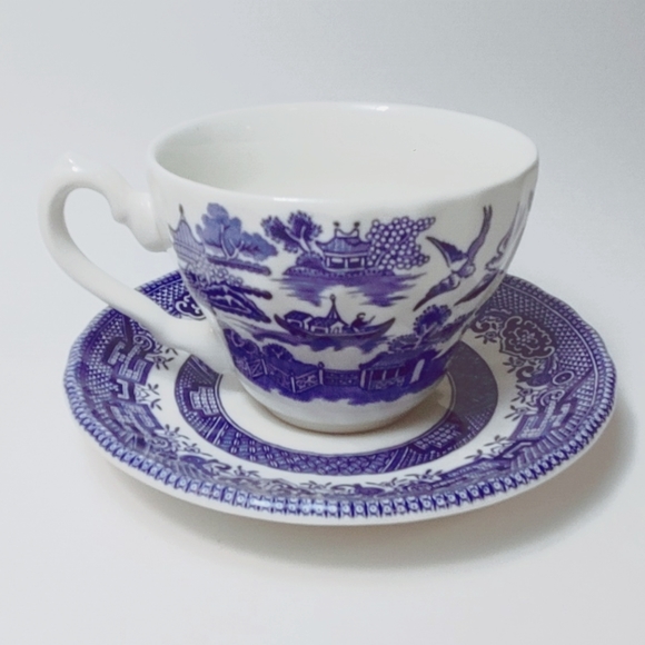 Vintage Blue Willow tea cup & saucer - Picture 2 of 8